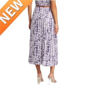 NWT purple 💜 pattern pleated skirt. Side slit. Size Large.